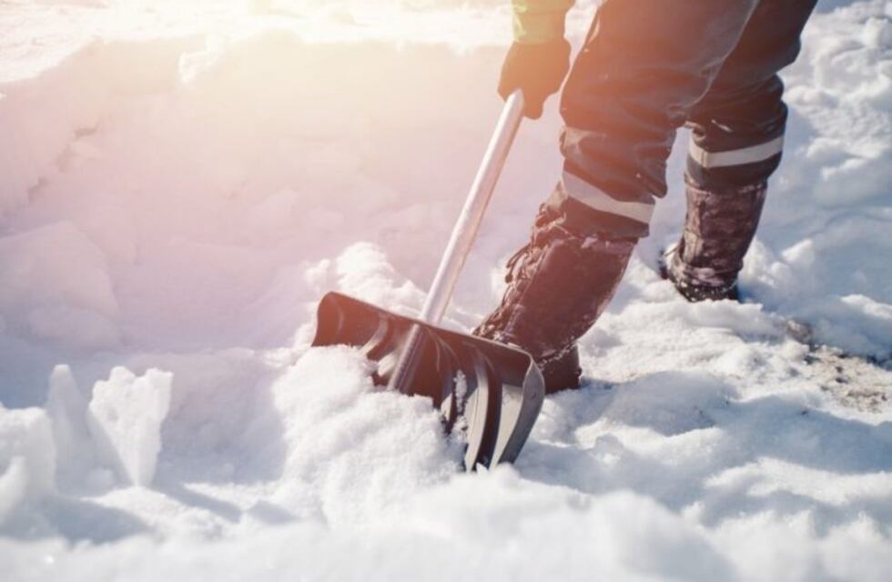 Pagó su condena limpiando la nieve de la vereda de su víctima