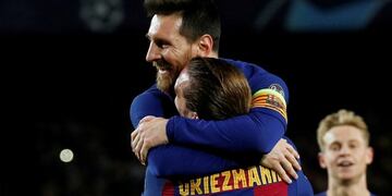 Llegó el esperado abrazo entre Messi y Griezmann\u002E (Foto: REUTERS/Albert Gea)