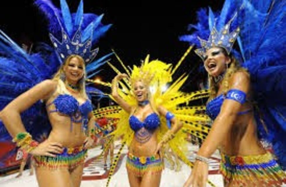 Carnaval, playa y comida barata, el imán del cruce a Encarnación