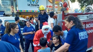 Bomberos Voluntarios recorrieron las calles de Carlos Paz junto a Papá Noel