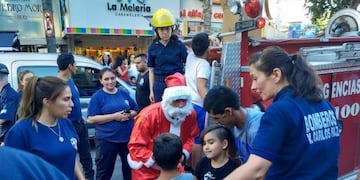 Bomberos Voluntarios recorrieron las calles de Carlos Paz junto a Papá Noel
