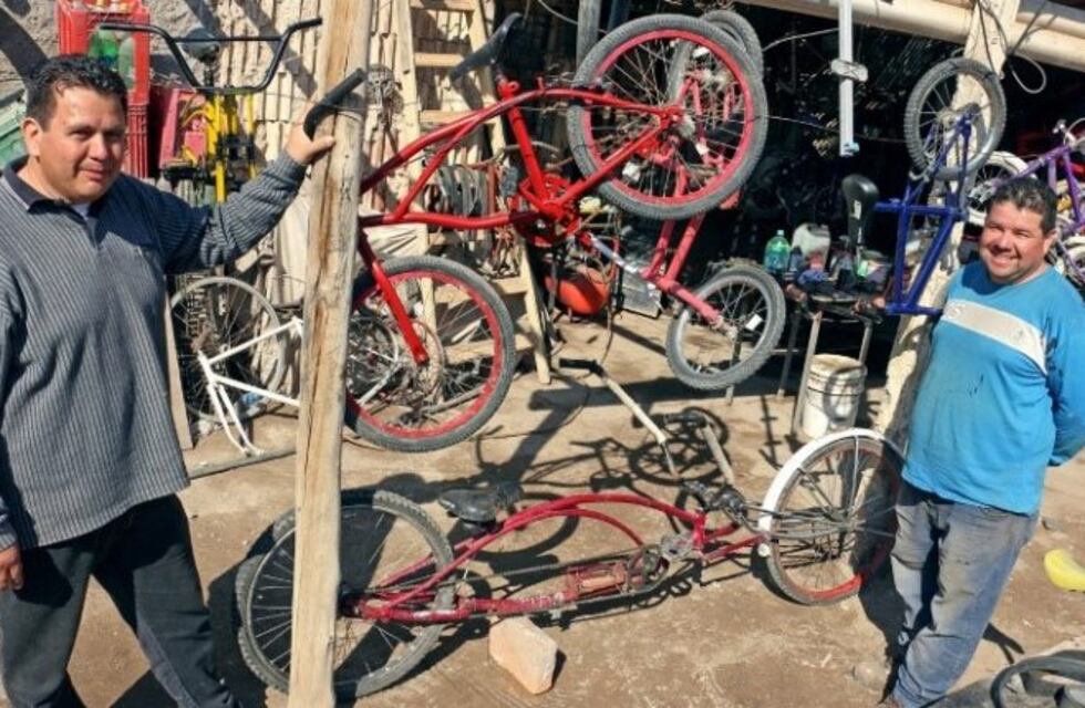 Son amigos y arreglan bicicletas para regalárselas a los chicos