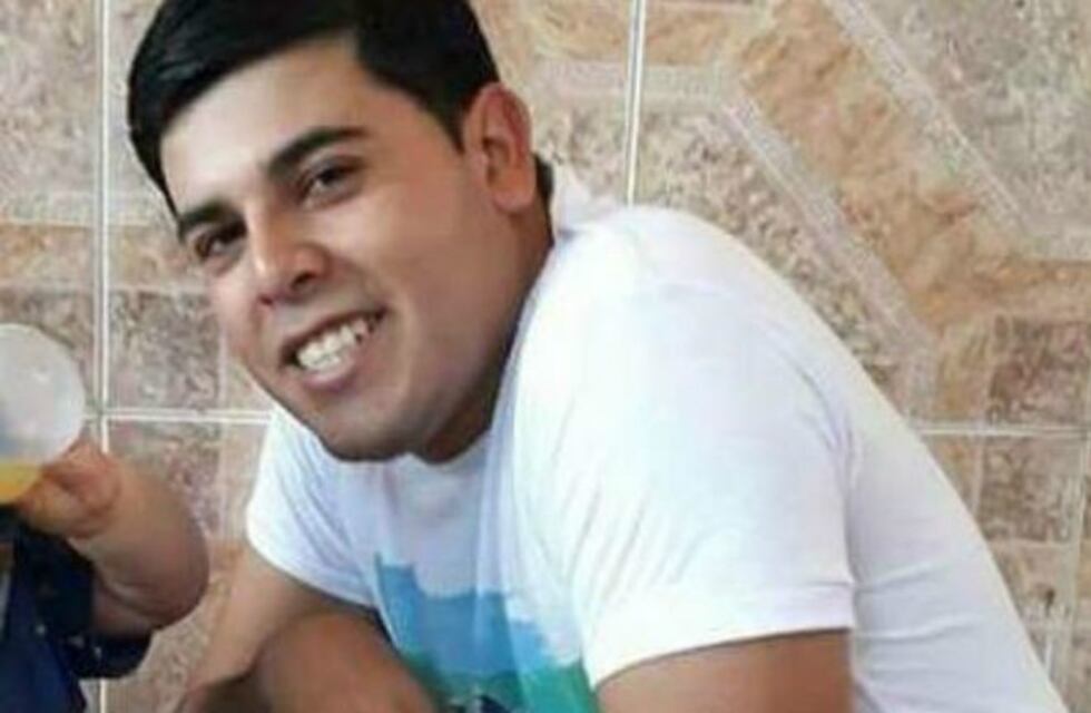 Un joven de 25 años se encuentra en estado crítico al colisionar con su moto con un remis