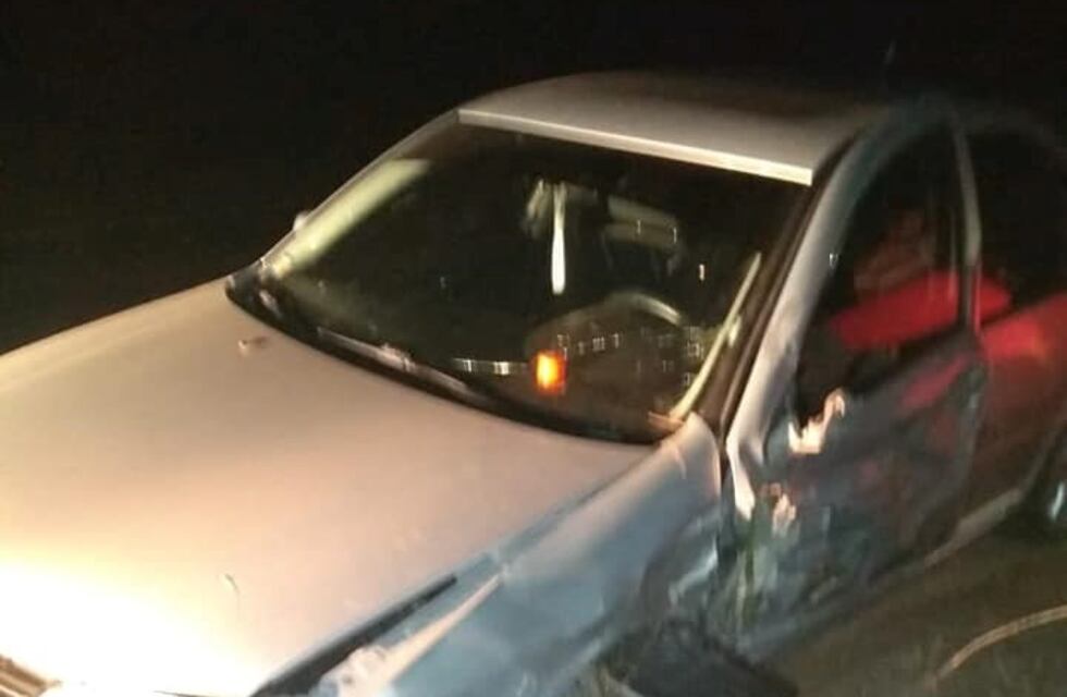 Leones: chocaron dos autos en Ruta Nacional N° 9