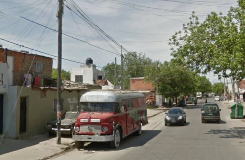 Un colectivo enganchó un cable y provocó la caída desde gran altura de un vecino en zona noroeste