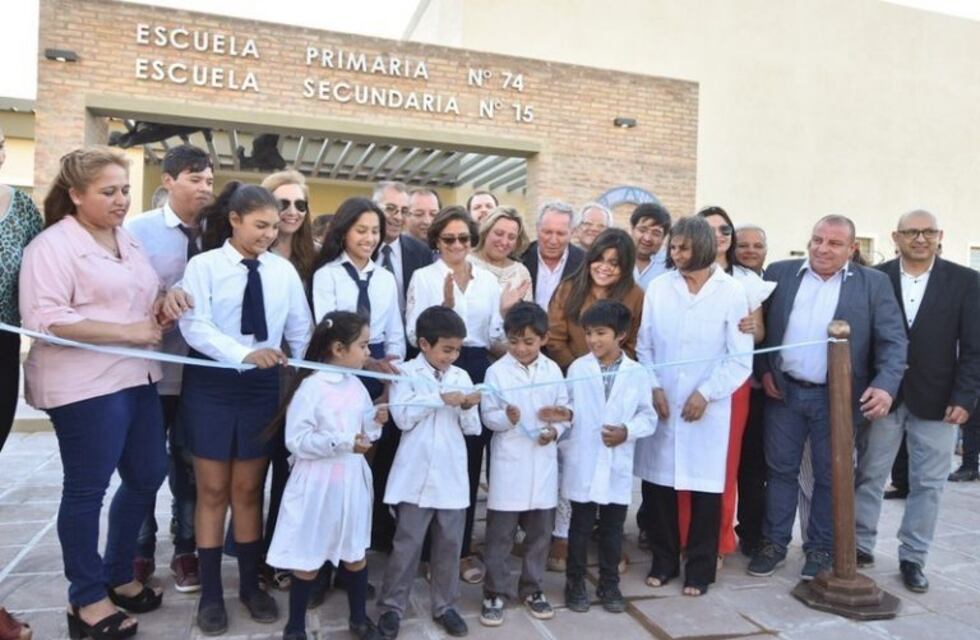 La gobernadora inauguró la última escuela de su gestión en Casa de Piedra