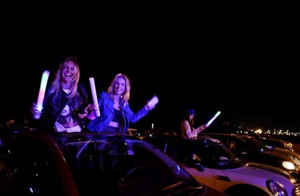 Nueva normalidad: desde los autos, el público bailó al ritmo de Los Totora en el Mandarine Park
