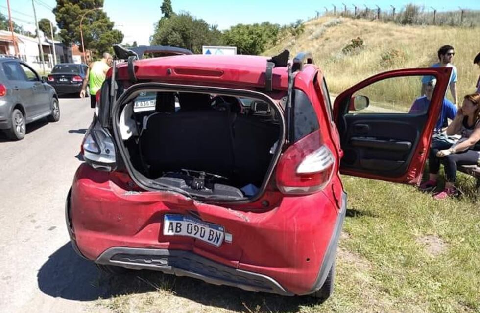 Dos jóvenes con heridas por un fuerte choque