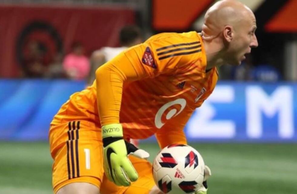 Entrevistaron a un arquero en pleno partido de fútbol