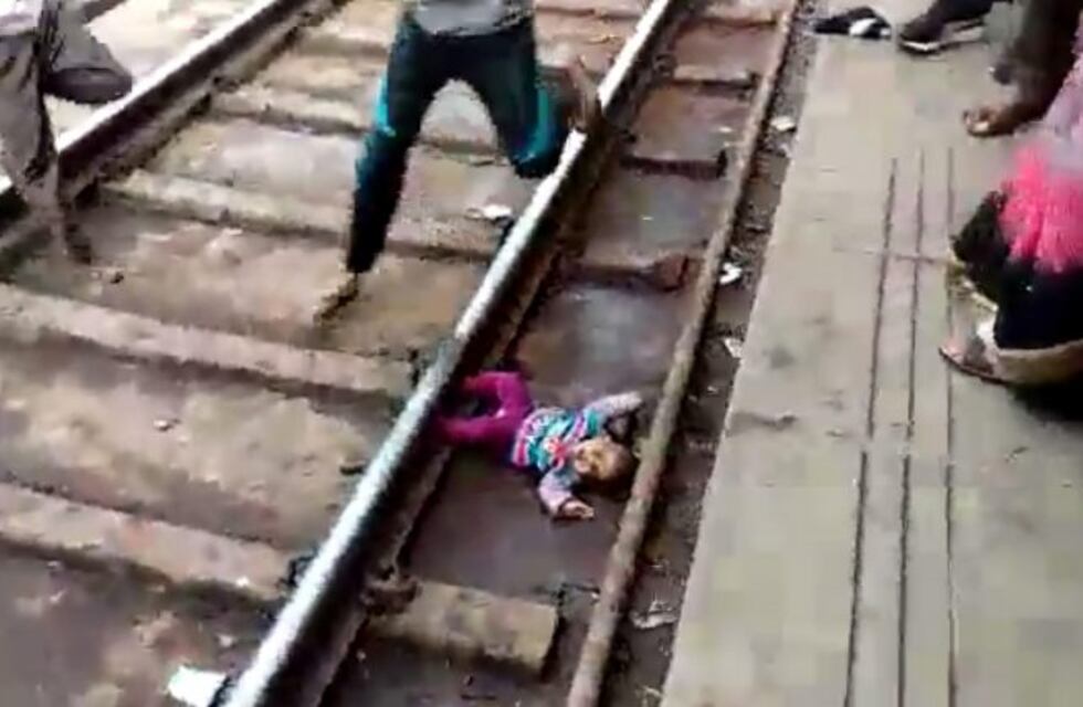 Milagro: un tren pasó por encima de una bebé y resultó ilesa
