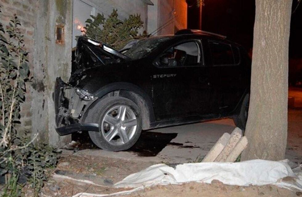 Cinco menores corriendo picadas chocaron un árbol y una casa