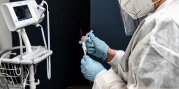 Yaquelin De La Cruz holds a COVID-19 vaccine at the Research Centers of America (RCA) in Hollywood, Florida, on August 13, 2020\u002E - So-called phase three vaccine clinical trials, in which thousands of people take part in the final stages, are gaining traction in Florida\u002E With more than half a million cases and over 9,000 deaths, Florida ranks second in the US in total cases behind California, making it an ideal place to carry out the trials\u002E That has led to a flurry of activity at the RCA, a private center carrying out clinical trials in Hollywood, 25 miles (40kms) north of Miami\u002E (Photo by CHANDAN KHANNA / AFP)