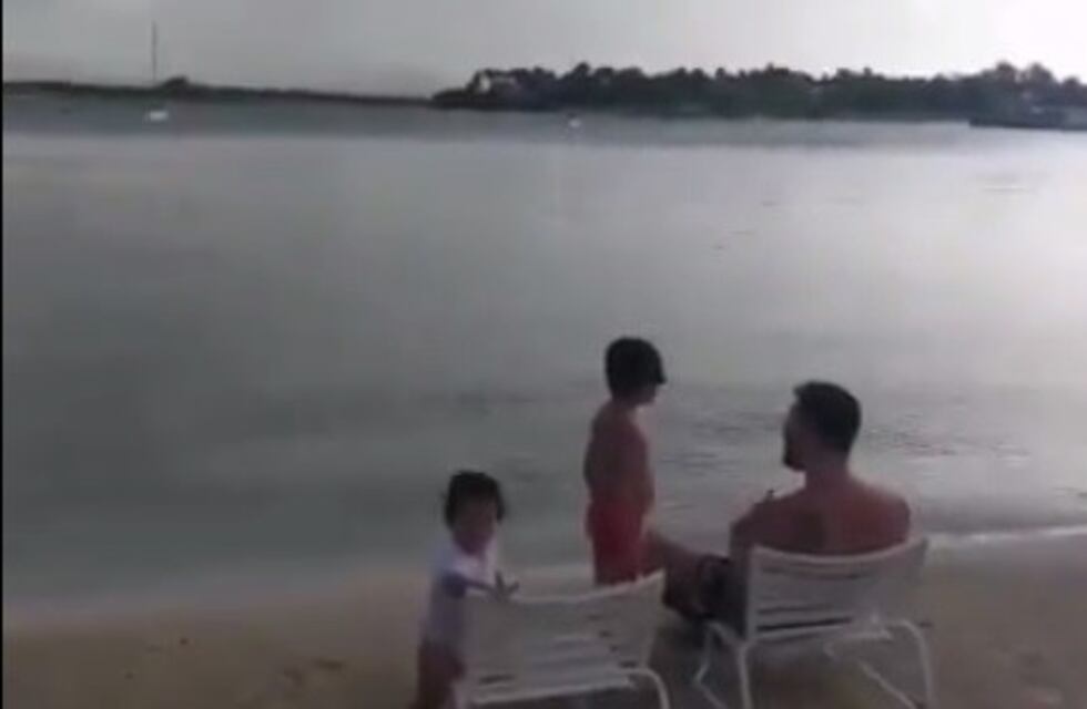 Tras la boda, Messi fue filmado junto a sus hijos descansando en una playa