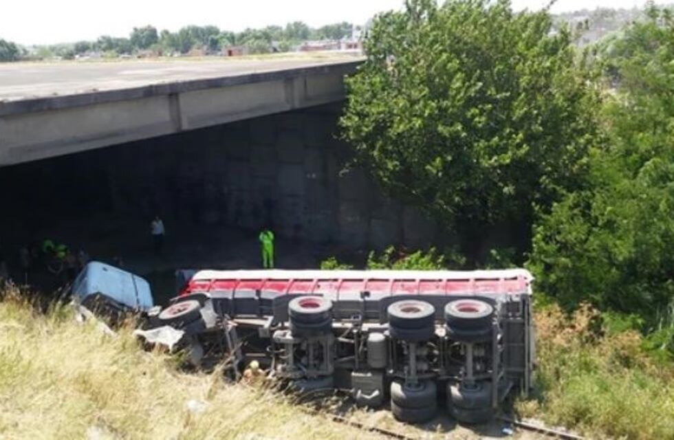 Un camión cayó desde un puente y quedó en las vías del tren Mitre