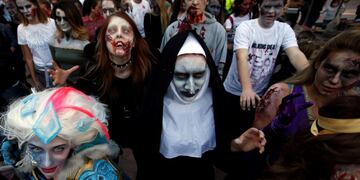 People dressed as zombies attends the Belgrade Zombie Walk in Belgrade, Serbia, Saturday, Oct\u002E 13, 2018\u002E (AP Photo/Darko Vojinovic) belgrado serbia  caminata zombie clasico clasica caminata celebracion gente disfrazados disfraces personajes