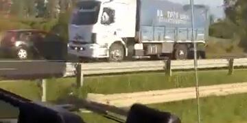 Automovilista conduce a alta velocidad en ruta 12\u002E Imagenes captadas por un celular de bomberos de Ceibas\u002E