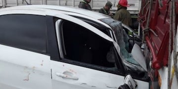 choque auto camión autopista