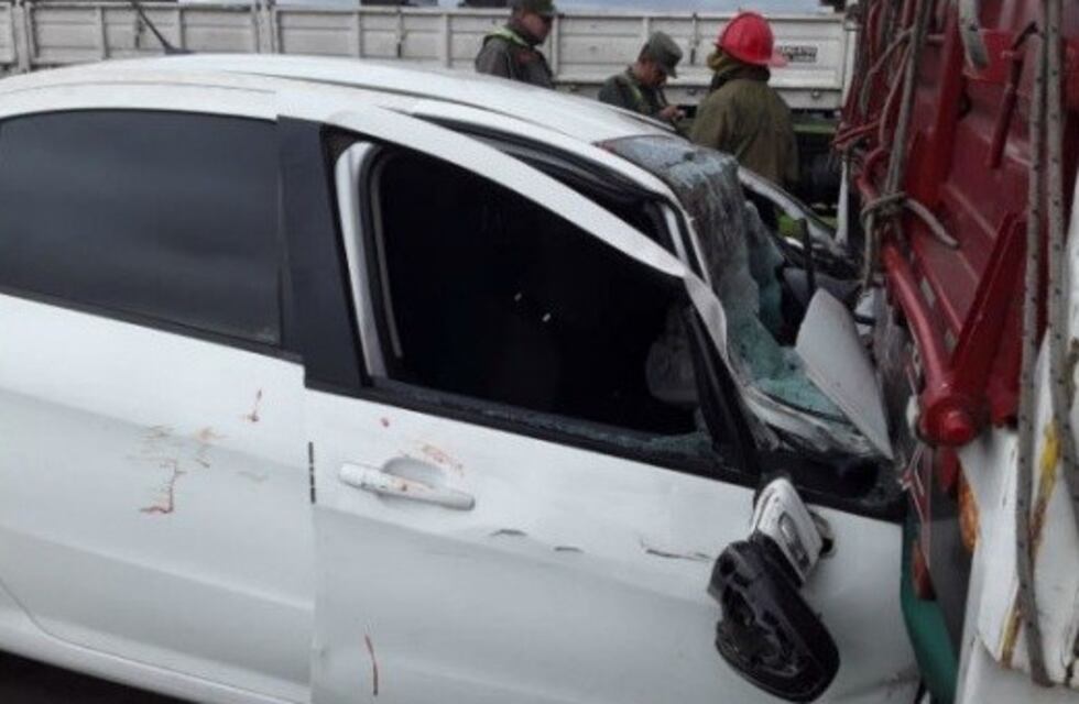 Auto se incrustó contra un camión en la autopista y tres personas resultaron heridas