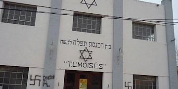 Sinagoga Tefila L'Moisés y en el edificio de la Asociación Israelita de Basavilbaso\nCrédito: FMRiel