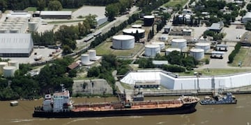 Los trabajadores de la Refinaría San Lorenzo nucleados en la cooperativa en formación aguardan las definiciones del juez\u002E (Archivo)