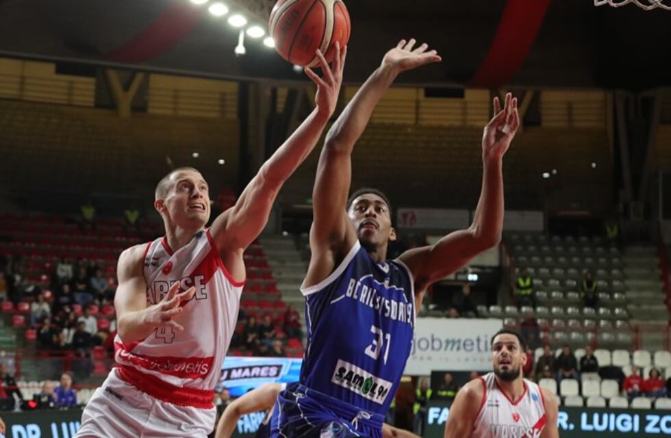 El Pallacanestro Varese de Pablo Bertone volvió a ganar en la Eurocopa