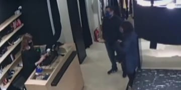 El robo ocurrió en un local de Rioja al 1400 y quedó grabado por las cámaras\u002E (Captura de pantalla)