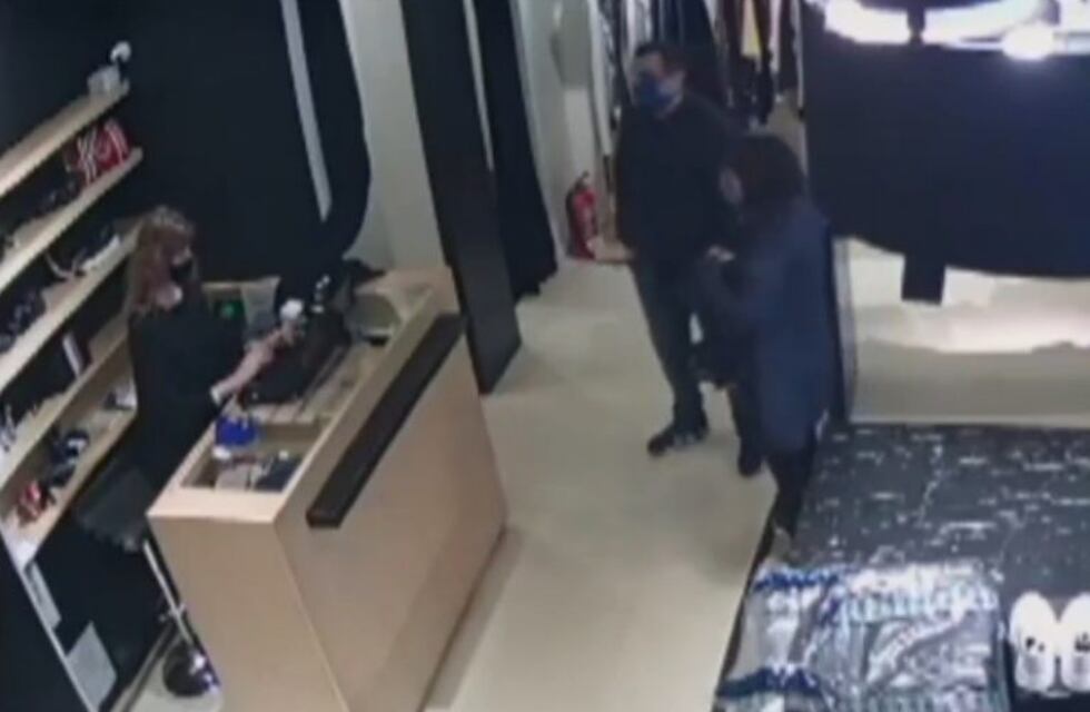 En pleno centro el robo a un local de indumentaria quedó grabado por las cámaras