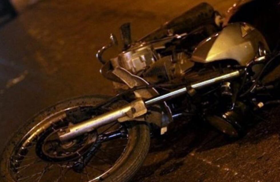Un menor chocó su moto contra una camioneta y terminó con una fractura