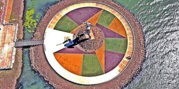 Vista aérea de Andresito desde el aire, con su jardín coloreado en contraste con el río Paraná\u002E