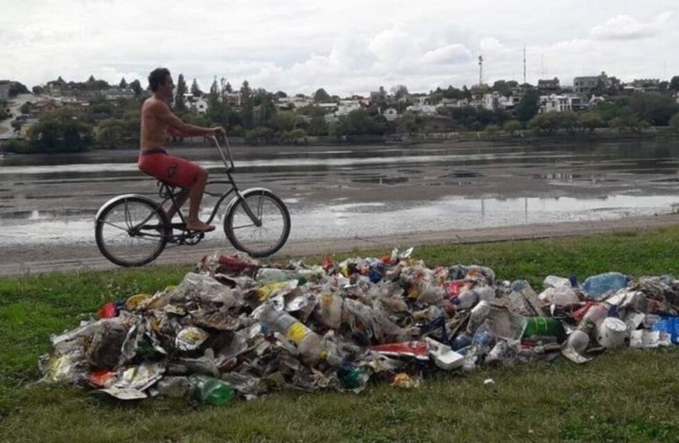 Vecino denunció contaminación en el río Negro: pondrán rejas en las estaciones de bombero
