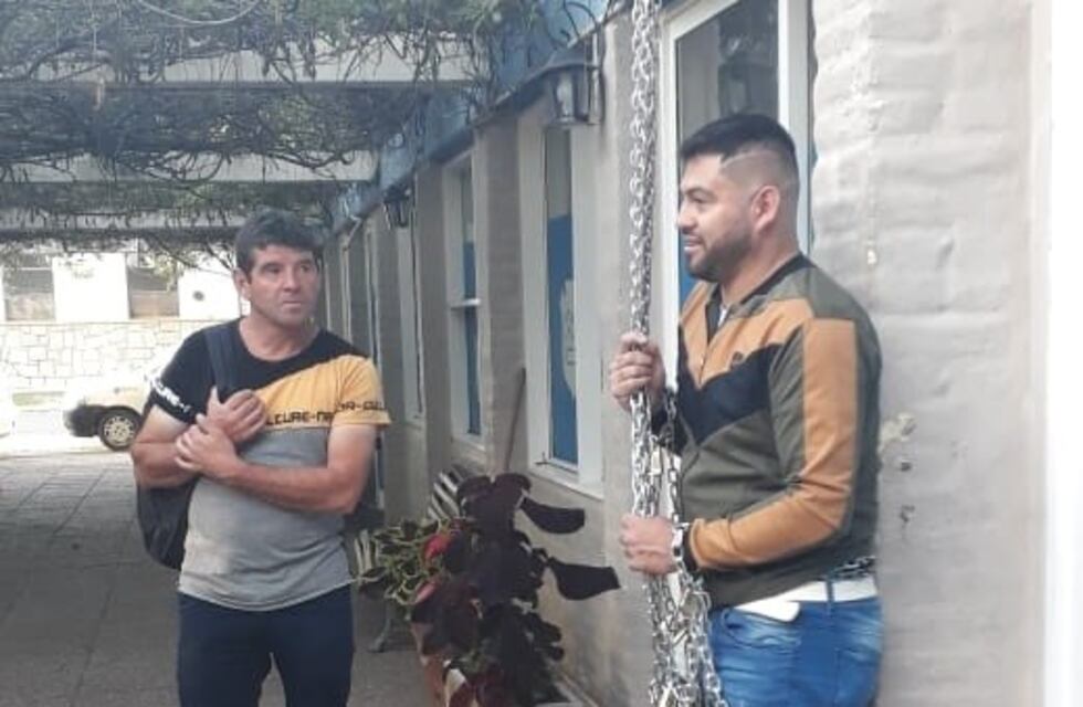 Comerciante se encadenó al municipio de Mina Clavero por una clausura