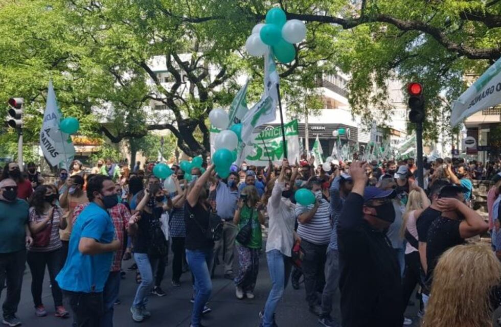 Habló la mamá del nene herido en la protesta del Suoem: "Tiraron una bomba de estruendo a cuatro metros"