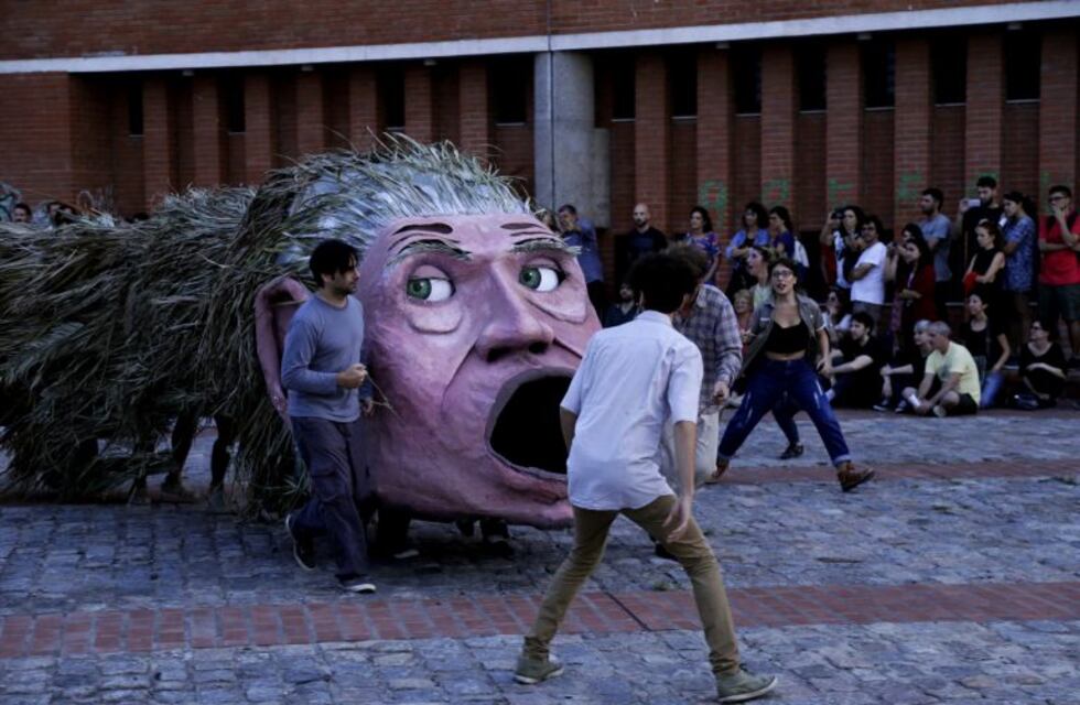 Se presentó en el Parque España una obra teatral con más de cien actores en la calle