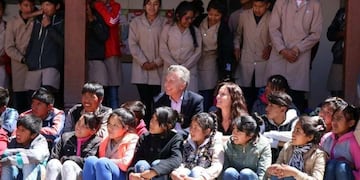 Macri junto con los alumnos de el Colegio Secundario de Montaña Alfarcito\u002E (Web)