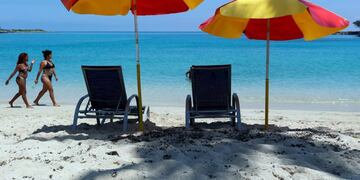 AME529\u002E LA HABANA (CUBA), 03/07/2020\u002E- Varias personas disfrutan este viernes de un baño en la playa durante el primer día de reapertura en la capital cubana desde que comenzó la pandemia, en La Habana (Cuba)\u002E Cuba registró ocho nuevos casos de COVID-19 este viernes, siete de ellos en La Habana, región que ha sido el epicentro de la pandemia en las últimas semanas y que hoy entra en la primera fase de reapertura\u002E EFE/Ernesto Mastrascusa