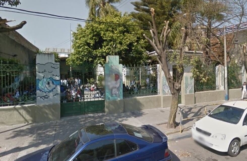 Un hombre frenó una pelea a la salida de una escuela golpeando en el rostro a uno de los alumnos