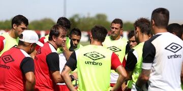 El técnico dejará a Brian Sarmiento en el banco de los suplentes\u002E (Newell's)