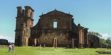 ACOMPAÑA CRÓNICA: BRASIL TURISMO BRA53\u002E SAO MIGUEL DAS MISSOES (BRASIL), 18/01/2015\u002E- Fotografía tomada el 31 de diciembre de 2014 de de las ruínas de la catedral de Sao Miguel Arcanjo, de la ciudad de Sao Miguel das Missoes, en el estado sureño de Río Grande do Sul (Brasil), que recibe unos 80\u002E000 visitantes por año para ver las ruinas de los pueblos construidos por los jesuitas portugueses y españoles y los pueblo originarios guaraníes en 1687\u002E La elección como Papa del argentino Jorge Mario Bergoglio, un jesuita, revitalizó el interés turístico en las ruinas de las misiones jesuíticas de la frontera entre Brasil y Argentina, que atraen miradas para la historia y la cultura de la relación entre indígenas y religiosos católicos\u002E EFE/Isadora Camargo brasil sao miguel das missoes  brasil ruinas de la catedral de sao miguel arcanjo ruinas jesuiticas jesuitas