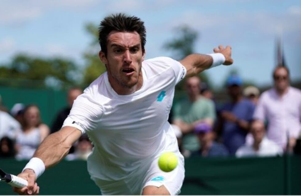 Leo Mayer tuvo un contundente debut y pasó a segunda ronda