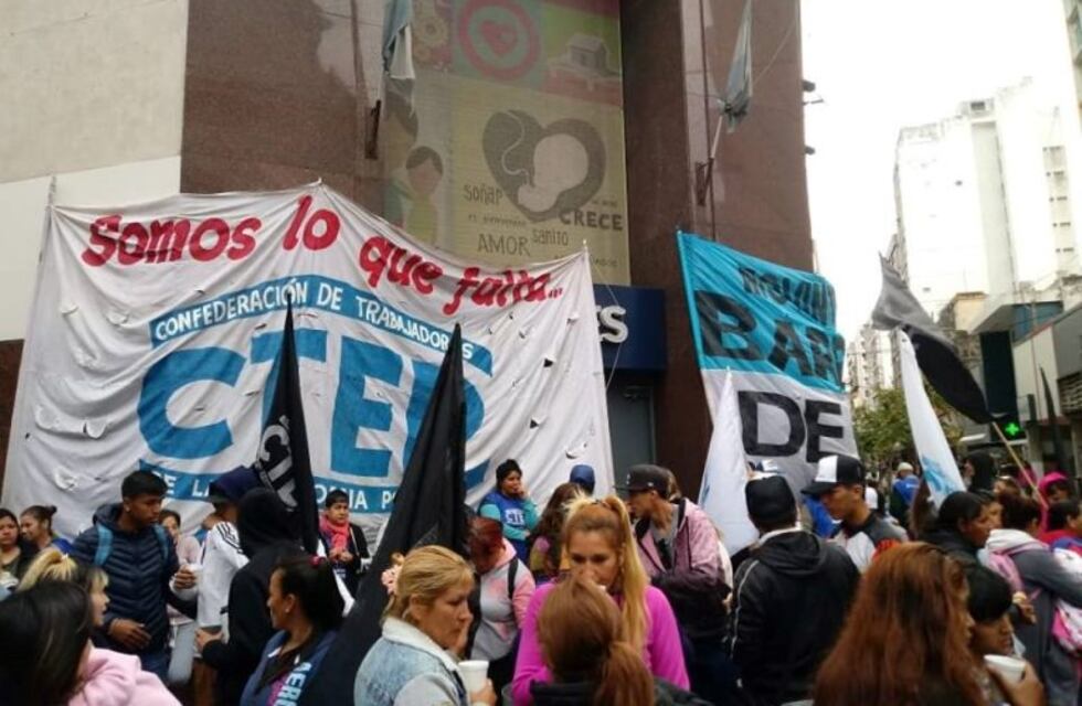Caos de tránsito en el centro de Rosario por movilización de organizaciones sociales