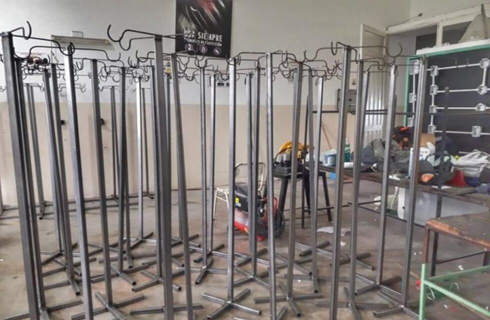 La escuela técnica de Campo Quijano fabricó portasueros para pacientes con coronavirus