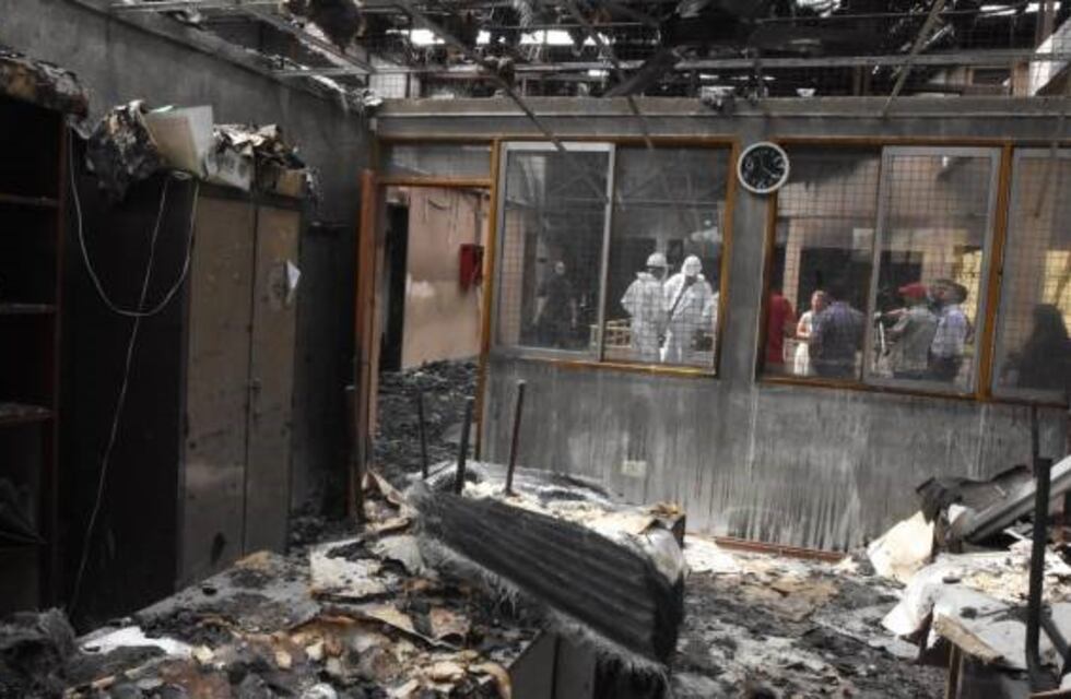 Anunciaron la urgente reparación de la escuela incendiada en Roca