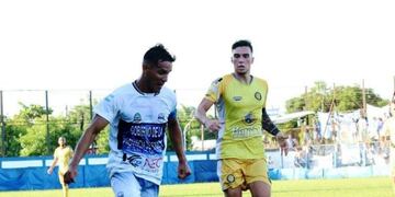 El formoseño Alejandro Benítez , la figura del partido, traslada el balón en la gran victoria de la Franja ante el Colectivero\u002E