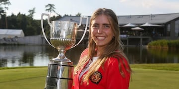EPA2632\u002E PENATI GOLF RESORT (ESLOVAQUIA), 28/07/2018\u002E- Imagen facilitada por la Asociación Europea de Golf que muestra a la golfista española Celia Barquín con el trofeo del Campeonato de Europa Individual Femenino en el Penati Golf Club en Eslovaquia el 28 de julio de 2018\u002E Barquín fue asesinada este lunes, 17 de septiembre de 2018, en un campo de golf de Iowa (Estados Unidos) por causas que investiga la Policía, que ya ha detenido al presunto autor del crimen\u002E La Policía encontró el cuerpo sin vida de Barquín en el campo de golf Coldwater, ubicado en la localidad de Ames, después de que su bolsa de palos abandonada llamara la atención de otros deportistas que alertaron a las autoridades\u002E EFE/ Ega Handout SÓLO USO EDITORIAL? NO VENTAS