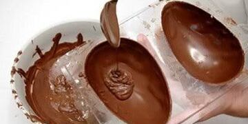 Delicias de Pascua: huevos de chocolate rellenos
