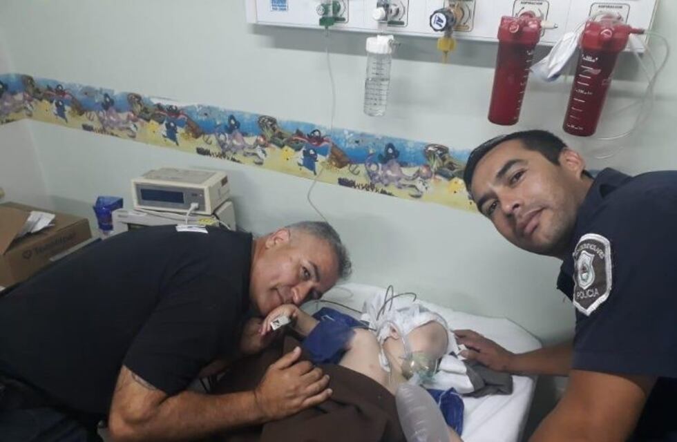Policías héroes le salvaron la vida a un nene de 2 años que había caído a una pileta en Ituzaingó