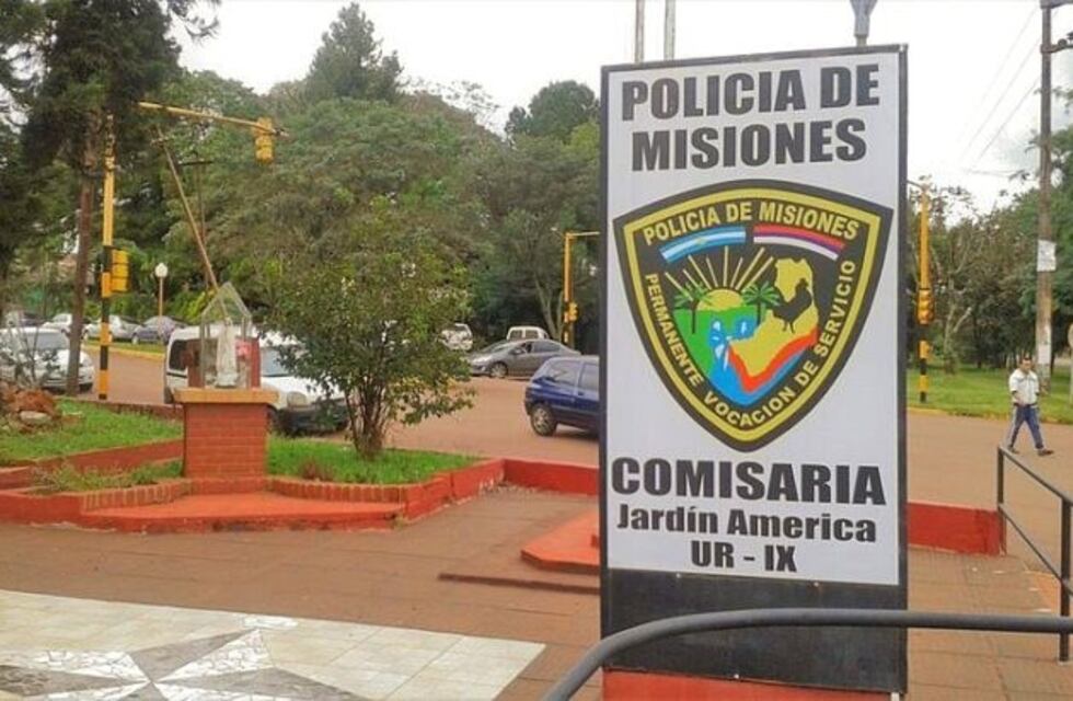 El docente acusado de violar a su hijastra en Jardín América se entregó a la Policía