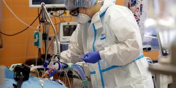 A member of the medical staff treats a patient suffering from the coronavirus disease (COVID-19) at the Intensive Care Unit (ICU) of the General University Hospital in Prague, Czech Republic, September 22, 2020\u002E REUTERS/David W Cerny