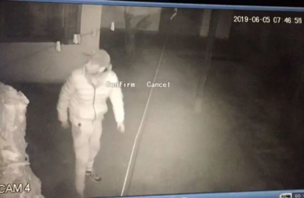 Un ladrón entró a una casa mientras su dueña dormía