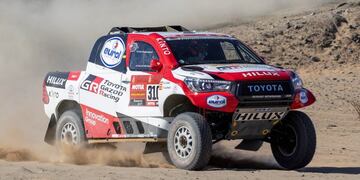 Jeddah (Saudi Arabia), 22/12/2019\u002E- Spanish driver Fernando Alonso of Toyota Gazoo Racing drives his car during the first stage of the Rally Dakar 2020 from Jeddah to Al Wajh, Saudi Arabia, 04 January 2020 (issued 05 January 2020)\u002E The Rally Dakar takes place in Saudi Arabia from 05 to 17 January 2020\u002E (Arabia Saudita) EFE/EPA/ANDRE PAIN